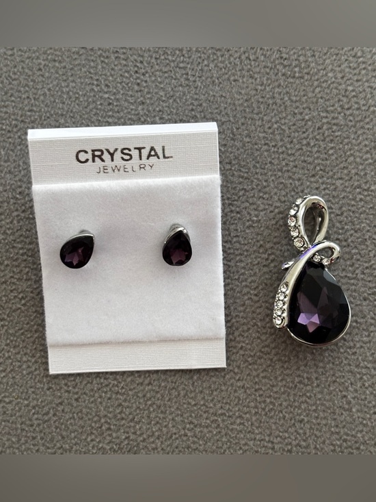 Jewelry - Pendant and Stud Earrings Set